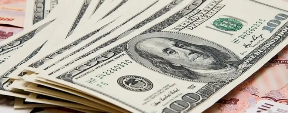 Официальные курсы доллара и евро снизились на 3,1 и 3,9 рублей соответственно