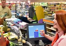 Исследование: женщины на 49% чаще мужчин снимают деньги на кассах магазинов